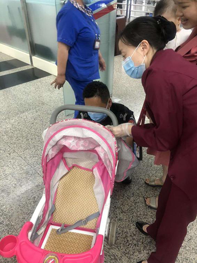 圖片1.png“真情服務(wù)”是讓旅客更加安心、放心、舒心的出行。行查室作為部門(mén)進(jìn)港服務(wù)的最后一個(gè)環(huán)節(jié)，在日常工作中也很注重服務(wù)細(xì)節(jié)。6月10日，行查室工作人員幫助旅客打開(kāi)嬰兒車(chē)，為她排憂(yōu)解難。.png