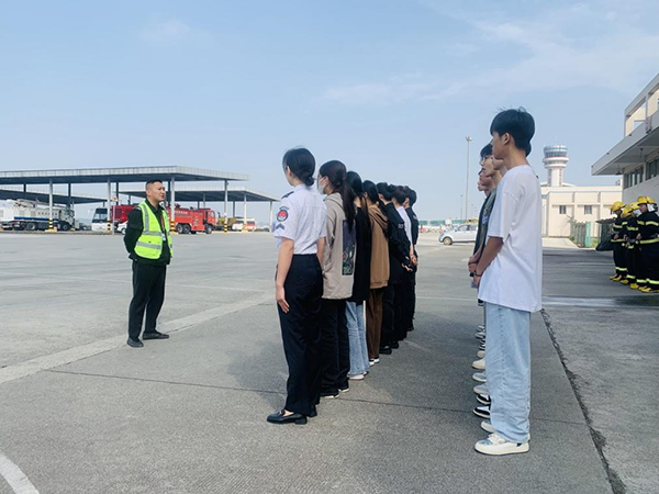 綿陽機場安檢站對閬中機場、民航校  實習生開展軍訓.png